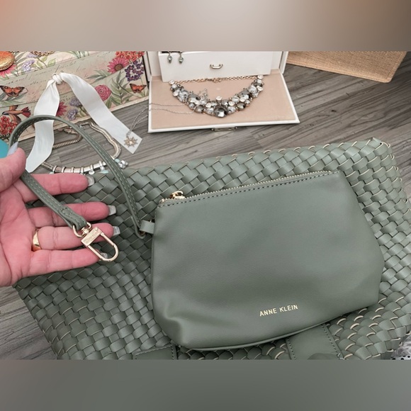 ✨🎁🎁Anne Klein Green Woven Tote Bag with Pouch✨NEW - Picture 8 of 14